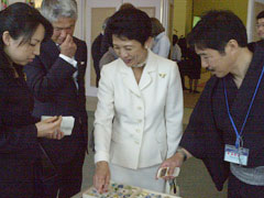 2006年の国際会議で遺族のひとりが作ったとんぼ玉をご覧になる高円宮妃殿下